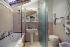 威尼斯卡迪坎普酒店的带淋浴卫生间和盥洗盆的浴室