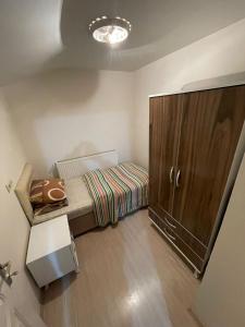 Acıpayamzirve apartları的小房间设有床和木柜