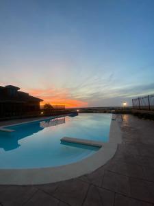 塞哥维亚牧场酒店的一座享有日落美景的大型游泳池