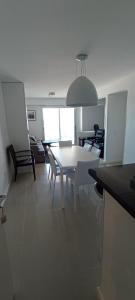 埃斯特角城Jose Luis Arenas del Mar Torre 1的客厅配有白色的桌子和椅子