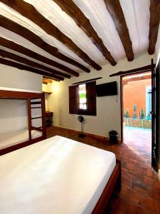巴里查拉Hotel Tierra Roja By MH的一间卧室设有一张大床和一个窗户。