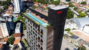 累西腓TOLIVE One Housi Recife by Carpediem的建筑的头顶景色,上面有hilton标志