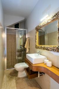干尼亚Coco Studio的一间带水槽、卫生间和镜子的浴室