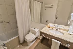 卡拉马卡拉马吉尔公寓式酒店的浴室配有卫生间、盥洗盆和淋浴。