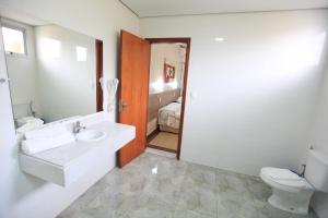 皮拉西卡巴Hotel Oly Plaza的一间带水槽和卫生间的浴室