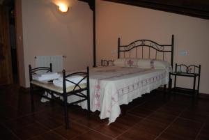 Serdió库拉鲁古旅馆的一间卧室,卧室内配有一张床和一把椅子