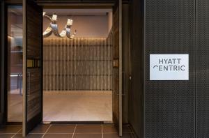 奥斯汀Hyatt Centric Congress Avenue Austin的带有读过骑士心律的标志的敞开的门