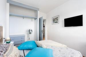 格拉纳迪利亚德亚沃纳EDEN RENTALS Atogo Cozy Apartment的卧室配有一张床,墙上配有电视。