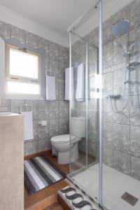 格拉纳迪利亚德亚沃纳EDEN RENTALS Atogo Cozy Apartment的一间带卫生间和玻璃淋浴间的浴室