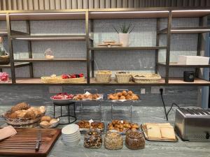 克诺克－海斯特亚特兰大克诺克酒店的摆放着不同种类面包和糕点的架子
