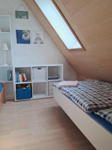 特拉弗明德Albatros的阁楼卧室配有床和天窗