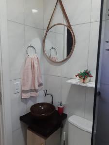 新彼得罗波利斯Apartamento Cantinho do Aconchego-Nova Petrópolis的一间带水槽、镜子和卫生间的浴室