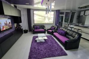 MeLux Airport House的客厅配有紫色家具和紫色地毯。