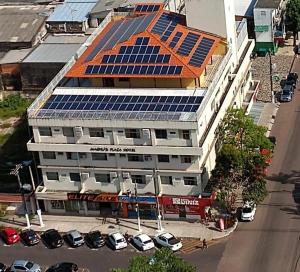 马卡帕马格努斯广场酒店的屋顶上方设有太阳能电池板的建筑的顶部景色