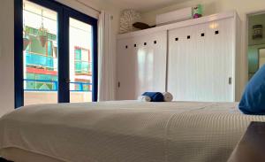 女人岛Casa María的卧室配有一张大白色床和窗户