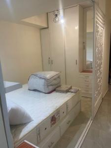 加利布港One bedroom apartment at marina city portghalib的一间卧室设有一张大床和一个大镜子