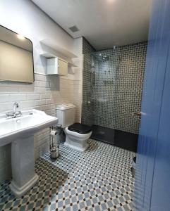 塔拉韦拉·德·拉·雷纳Casa Albarrana的浴室配有卫生间、盥洗盆和淋浴。