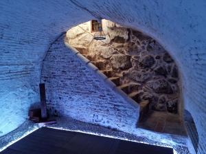 塔拉韦拉·德·拉·雷纳Casa Albarrana的地下隧道,设有石墙和楼梯