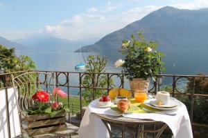 坎诺比奥Spiaggia Amore - Appartamenti Vacanza Vista Lago的一张带食物的桌子,享有水景