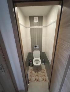 斯维特Svit apartment High Tatras的一间小浴室,在摊位设有厕所
