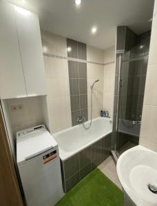 斯维特Svit apartment High Tatras的一间带水槽、浴缸和卫生间的浴室