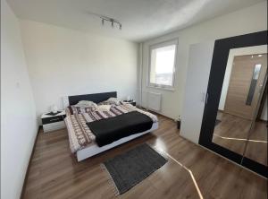 斯维特Svit apartment High Tatras的白色卧室配有床和镜子