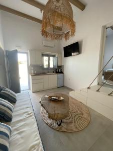 斯希努萨岛Sohoros Luxury Suites的带沙发和咖啡桌的客厅