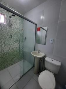 福塔莱萨Hotel Oiticica的浴室配有卫生间、淋浴和盥洗盆。