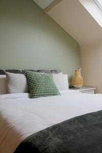 Charming 1-Bed loft in Caerleon客房内的一张或多张床位