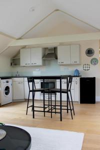 Charming 1-Bed loft in Caerleon的厨房或小厨房