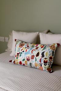 纽波特Charming 1-Bed loft in Caerleon的一张带枕头的床,上面有花纹