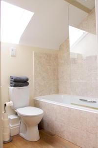 纽波特Charming 1-Bed loft in Caerleon的一间带卫生间和浴缸的浴室
