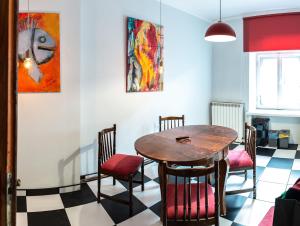 琴斯托霍瓦Apartament Cafe Belg的一间带桌椅的用餐室