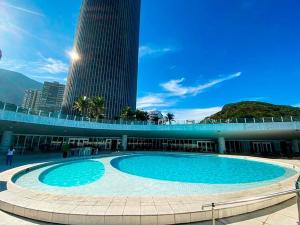 里约热内卢Hotel Nacional Vista Mar c/ Banheira的大楼前的大型游泳池