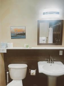 圣克鲁兹太平洋之蓝旅馆的浴室配有白色卫生间和盥洗盆。