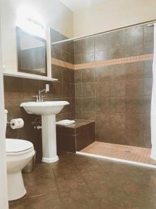 圣克鲁兹太平洋之蓝旅馆的一间带水槽和卫生间的浴室