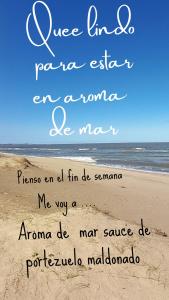 波特苏埃洛Aroma de mar的一张海滩的照片,上面写着“一度的阿玛纳和男人”