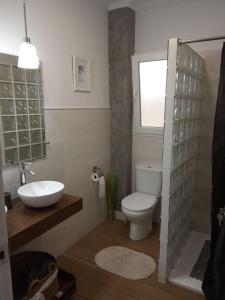 萨贡托Ideal Apartamento para familia con wifi的浴室配有白色卫生间和盥洗盆。