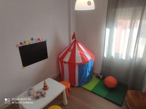 萨贡托Ideal Apartamento para familia con wifi的儿童间,配有马戏团帐篷和桌子