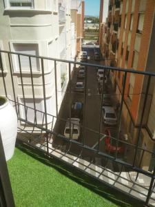 萨贡托Ideal Apartamento para familia con wifi的阳台享有街道及可停放车辆的景色