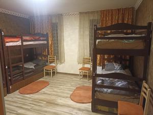久姆里Aragats Hostel & Guest House的带两张双层床和两把椅子的房间
