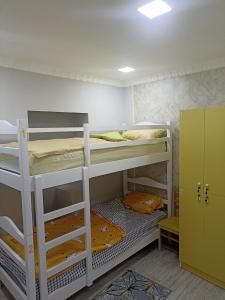 久姆里Aragats Hostel & Guest House的客房设有两张双层床和储物柜。