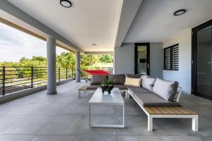 Luxury Modern Luquillo Beach Villa的阳台或露台