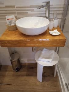博洛尼亚Room and Breakfast San Marco的浴室内木制柜台上的白色水槽