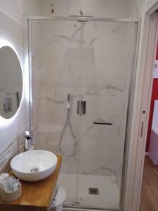 博洛尼亚Room and Breakfast San Marco的带淋浴、水槽和镜子的浴室