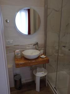 博洛尼亚Room and Breakfast San Marco的一间带水槽和淋浴的浴室