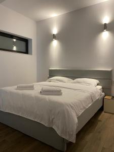 锡盖图马尔马切伊MODERN House的卧室配有一张带两个枕头的大白色床
