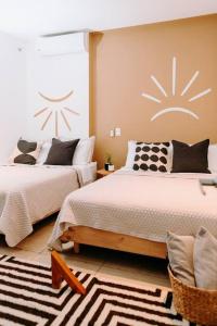 圣萨尔瓦多O & D’s Gallery Apartment的一间带两张床的卧室和地毯