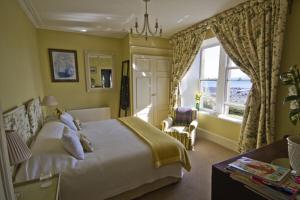 布鲁莱迪Loch Gorm House的酒店客房设有床和窗户。