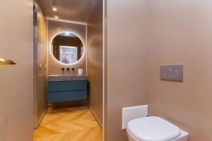 都灵La bombonera lagrang3的浴室设有卫生间和带镜子的盥洗盆